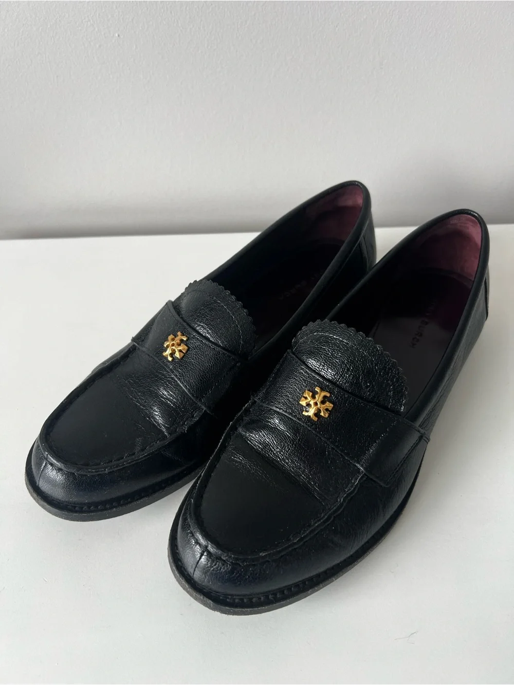 Tory Burch Black Leather Penny Loafers with Gold Logo size 6,5-7